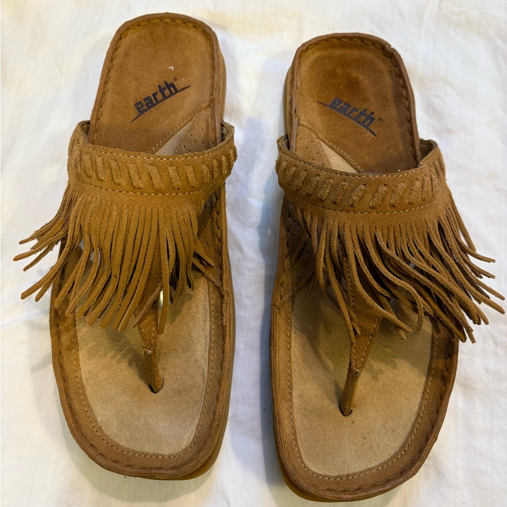 EARTH Nature suede thing fringe sandal
Women’s size 7.5 Men’s size 5.5